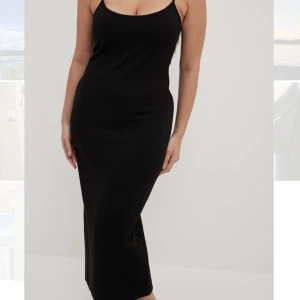 Svart klänning - Svart tajt klänning från NA-KD, storlek XS. Oanvänd med prislappar kvar, har tyvärr inte kommit till användning. Frågor? Hör gärna av dig!