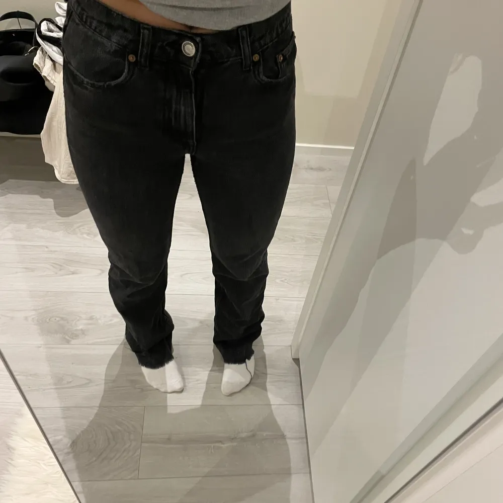 Svarta zara jeans i storlek 34, säljer för 180kr och köparen står för frakten 🤍❣️. Jeans & Byxor.