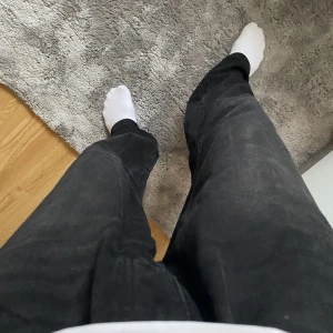 Snygga svarta jeans!  - Jeansen är i bra skick. Stora i midjan och rätt långa för mig som är runt 180. Jag använder bälte. Säljer för att det inte är min stil längre. För flera frågor om byxorna kom privat.