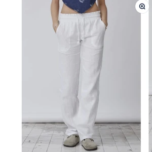 Lågmidjade linnebyxor - Lågmidjade vita linnebyxor från Skagen clothing. De är helt nya och endast provade en gång. Jag säljer då det var fel storlek för mig. Frakt ingår i priset💗