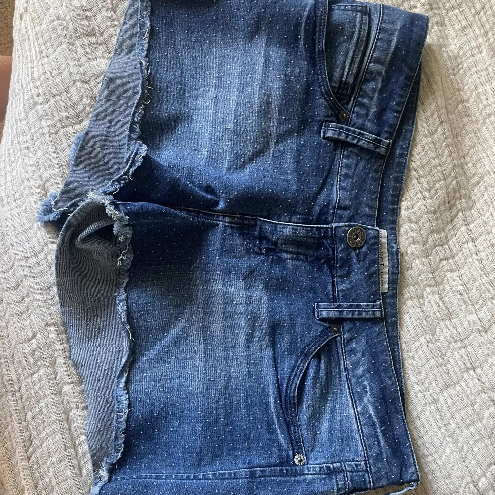 Helt nya lågmidjade mörkblå Guess shorts som aldrig är använda! Köpare står för frakt 💋. Shorts.