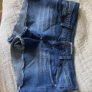 Helt nya lågmidjade mörkblå Guess shorts som aldrig är använda! Köpare står för frakt 💋