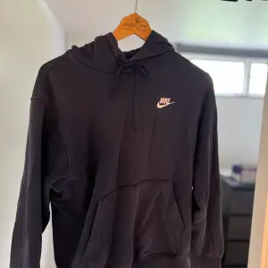 Nike hoodie som är väl använd men inga synliga defekter förutom att den är använd så därför är skicket 6/10! Hoodien passar perfekt för personen med storlek XS och S!