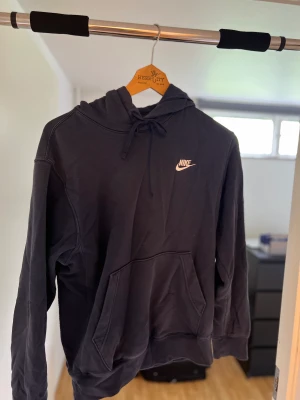 Nike hoodie - Nike hoodie som är väl använd men inga synliga defekter förutom att den är använd så därför är skicket 6/10! Hoodien passar perfekt för personen med storlek XS och S!