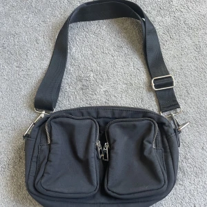 Gina tricot - Säljer denna väska från Gina tricot pågrund av att den inte kommer till användning ❤️