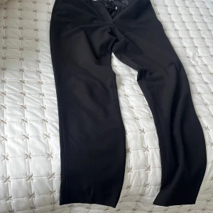 Kostymbyxor - Fina och supersköna kostymbyxor från Kappahl. Använda endast en gång. Köpta för 600kr. Säljer eftersom jag hittat andra som passar mig bättre🥰