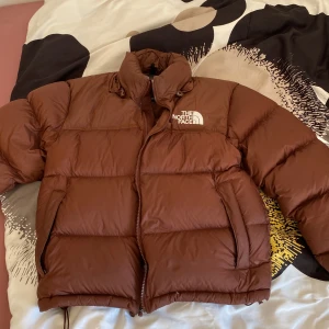 northface puffer jacket - Hej, jag säljer nu min bruna north face jacka då jag gärna vill köpa en ny till vintern. Den köptes förra vintern och är sparsamt använd. Jackan är i storlek L men passar absolut en M. Nypris, 3200kr. Tveka inte på att höra av er vid intresse😊