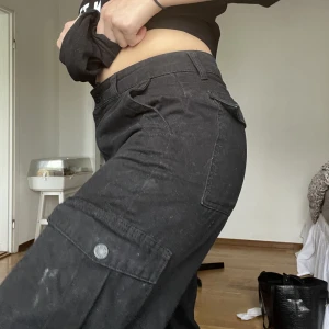 Cargo byxor  - Snygga byxor når ner till marken på mig som är 170cm sitter fint över skorna , FRAKT INGÅR I PRISET