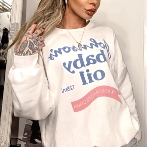 Unik sweatshirt y2k - Unik sweatshirt med Johnsons baby oil som tryck. Köpt från en butik i LA som numera ej finns längre så verkligen limited edition! 👼🏼  Storlek M