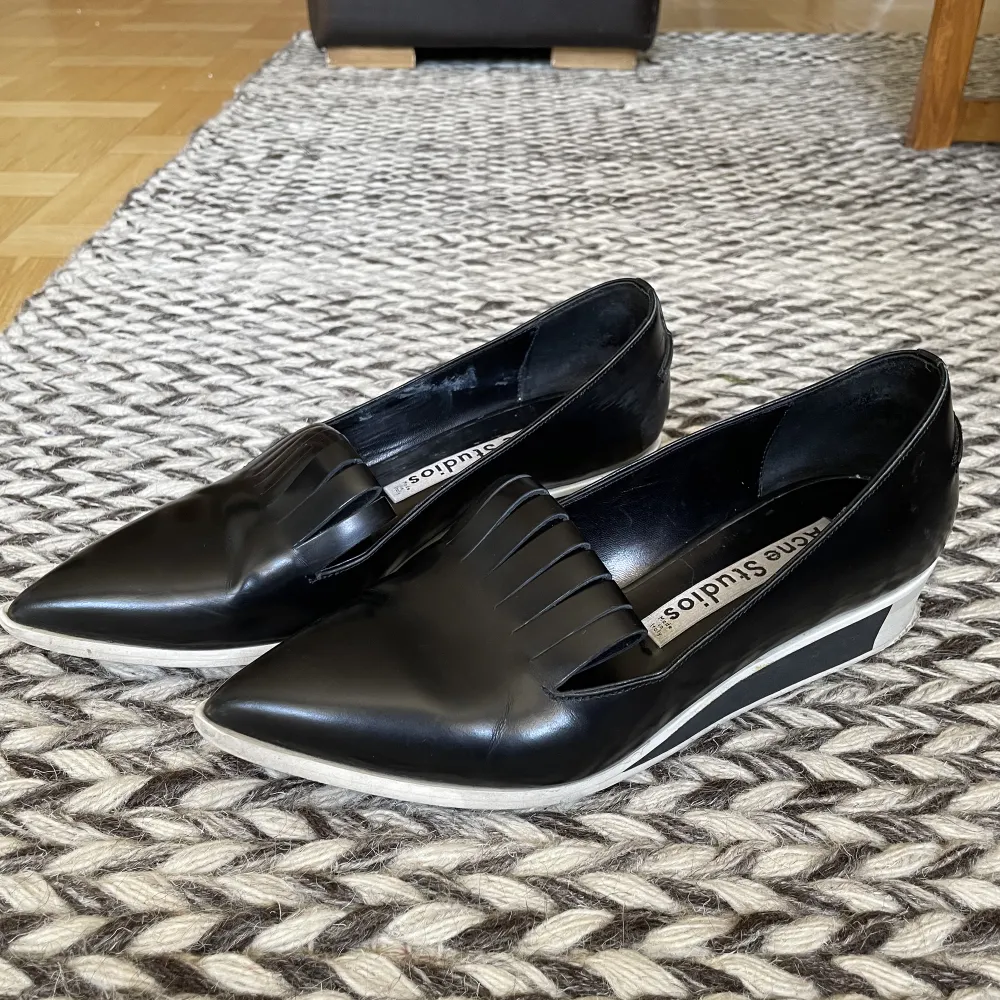 Ett par superfina Acne Studios loafers som tyvär är lite små på mig som vanligtvis har storlek 38! Använda men i bra skick (se bilderna). Skor.