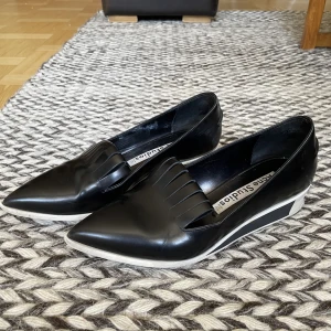 Acne skor - Ett par superfina Acne Studios loafers som tyvär är lite små på mig som vanligtvis har storlek 38! Använda men i bra skick (se bilderna)