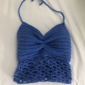 Virkad topp - Virkad topp med korsettknytning ibak. Hör av dig vid frågor och tryck gärna på köp nu! 😊💕  Jag kan göra denna i andra storlekar/färger vid intresse, skicka en chatt!