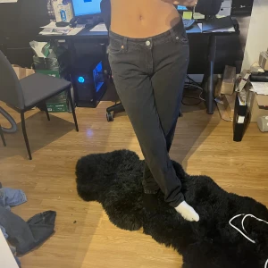Lågmidjade jeans - Lågmidjade raka jeans från monki😊säljer pga gilalr inte riktigt hur dom sitter på mig, blodgrupp sköna i storlek 25/32, skriv för mer frågor, nypris 500kr pris kan diskuteras ❤️