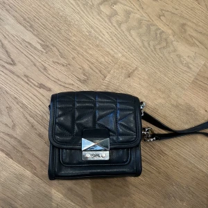 Karl Lagerfeld väska - Axelremsväska från Karl Lagerfeld. Kommer inte till användning