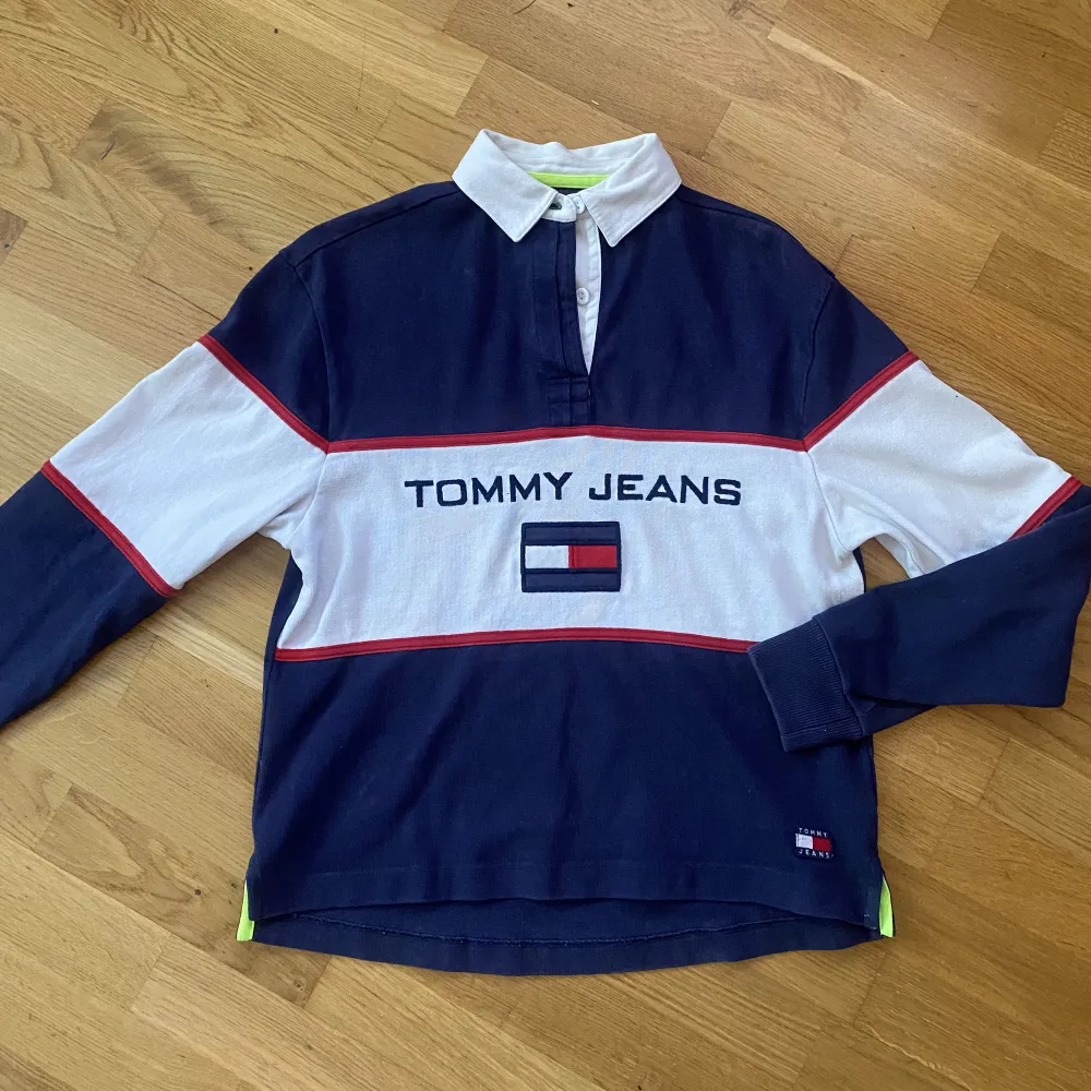 Tommy Hilfiger Jeans pikétröja. Mycket bra skick💙 skriv för mer info och bilder . Tröjor & Koftor.