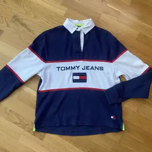 Tommy Hilfiger Jeans pikétröja. Mycket bra skick💙 skriv för mer info och bilder 