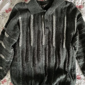 Grön tröja - Fin grön tröja jag köpte på secondhand men kommer semlan till användning, tryck hjärna på köp nu!, storlek säger S men passar mer som M.