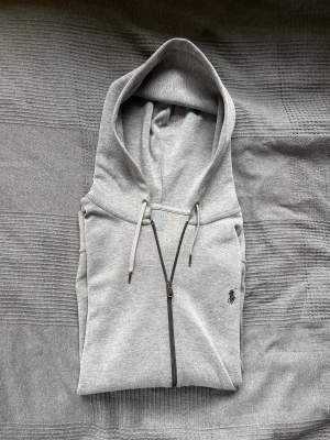 Säljer en sparsamt använd Ralph lauren zip hoodie. Köpt för 1299kr. Hör av dig om du har några frågor eller funderingar.