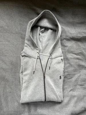 Ralph lauren zip hoodie - Säljer en sparsamt använd Ralph lauren zip hoodie. Köpt för 1299kr. Hör av dig om du har några frågor eller funderingar.