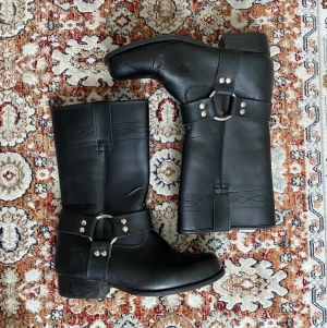 Cowboyboots - Vintage cowboyboots. De är i jättefint skick, så snygga😍. Om du vill ha fler bilder, var gärna specifik med vad du vill ha bild på🥰⭐️❤️. 