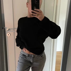 Tröja  - Basic svart skön tröja i storlek L! Säljer då den aldrig kommer till användning:) 