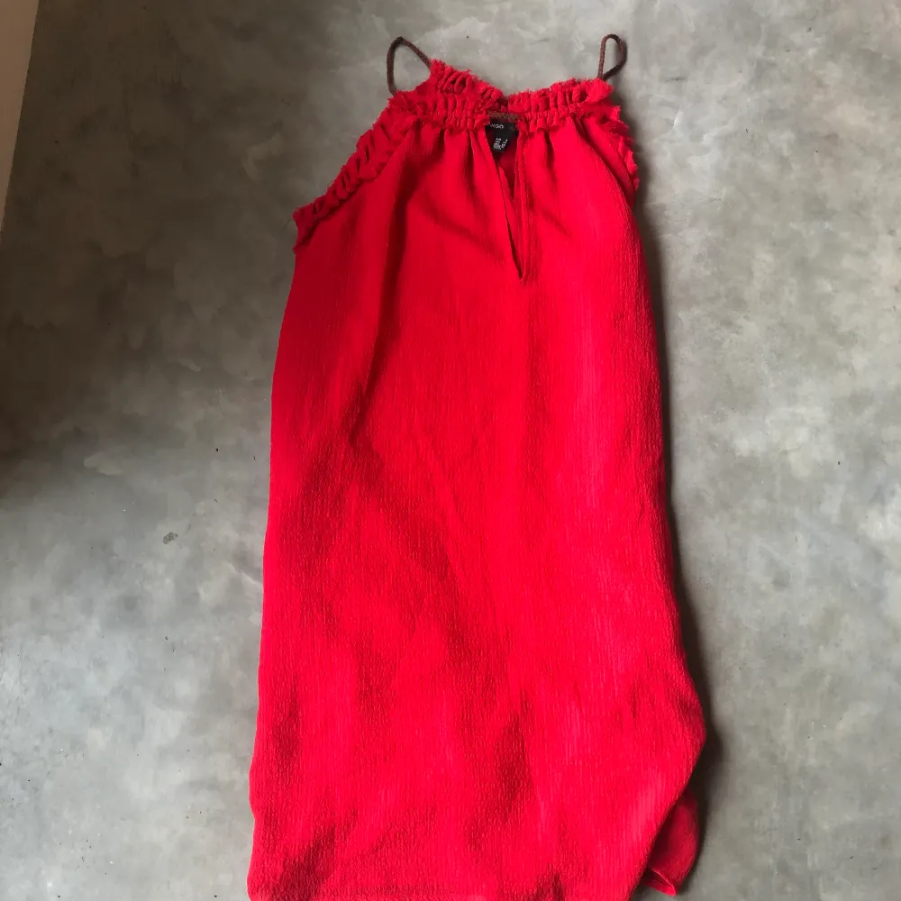 Röd klänning  Storlek S. Klänningar.
