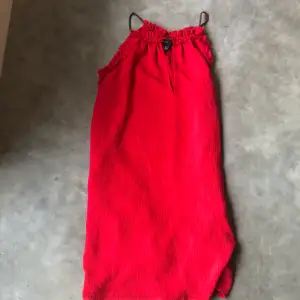 Röd klänning  Storlek S