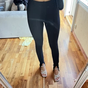 Slit tights - Thigts med slit ifrån hm, aldrig använda 
