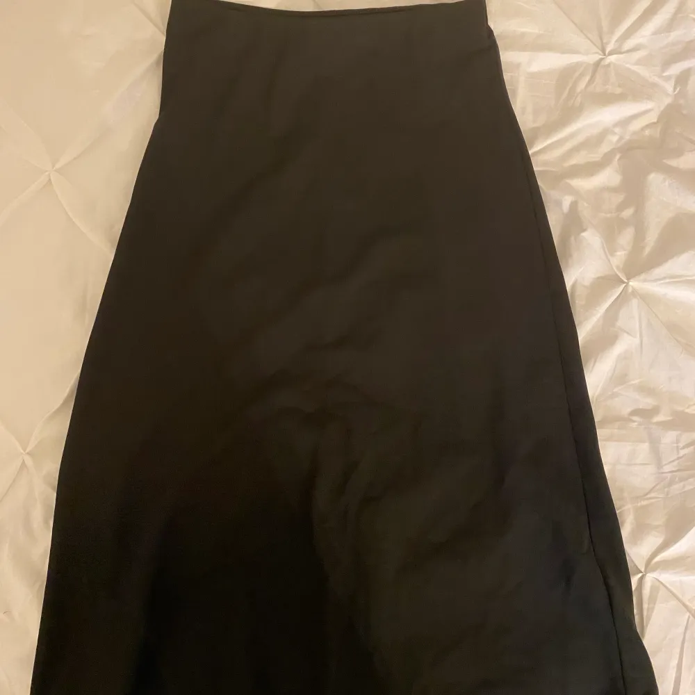 En svart längre kjol från gina tricot 🩵 . Kjolar.