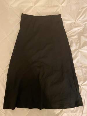 En svart längre kjol från gina tricot 🩵 