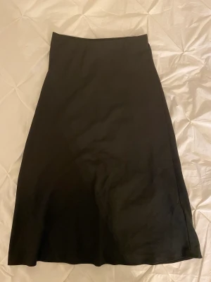 Lång svart kjol - En svart längre kjol från gina tricot 🩵 