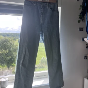 Levis jeans - ribcage straight jeans från Levis.  det har använts, men är i fint skick Otroligt bekväma. Dock korta i benen. Det slutar lite ovanför anklarna på mig (jag är 1,70cm)