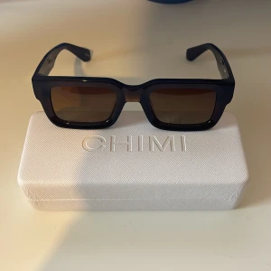 Chimi 05 brown - Chimi solglasögon  Modell 05 brown Knappt använt, köptes under maj månaden. Allt medföljer men inte kvittot