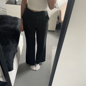 kostymbyxor  - Högmidjade kostymbyxor i svart, är 165 på bilden💗