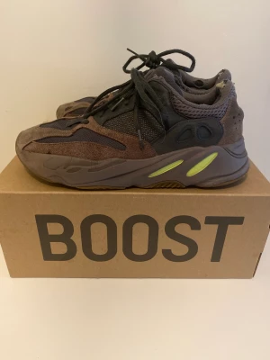 Yeezy 700 - Bra använt skick