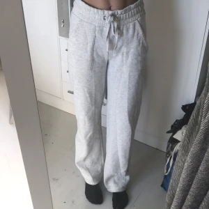 Mjukis byxa  - Säljer dessa byxor från lager 157 då dom är lite stora på mig, använda en gång och tvättade en gång :) så dom är i nyskick!!    Priser kan diskuteras dom är köpta för 200kr men säljer för 160kr