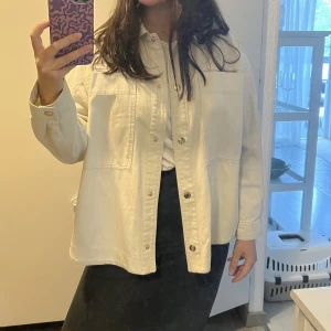 Cremevit/beige jeansjacka från zara. Dam - En damjeansjacka alternativt ”overshirt” från zara i storlek M. Nyskick, använd fåtalet gånger. Avslappnad/oversize i storleken.