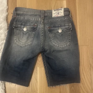true religion shorts - true religion shorts/jorts , den är jätte fin men jag brukar vika upp den för då blir de oxå snyggt. storleken är 27, men jag klippt dom t shorts. midjan passar mig som har 72💗