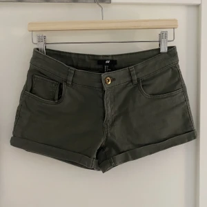 Lågmidjade jeansshorts - Jättefina lågmidjade mörkgröna jeansshorts från hm i storlek 34💕
