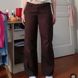 Bruna retro linnebyxor - Kontakta innan köp nu! Fint skick! Noll slitage. Mått -> midja rakt över: 38 cm Innerbenslängd: 77 cm (jag e 175) Fläck längst ner backsida på ena benet, men misstänker att det är lite lera som går bort i tvätten. Knappt använda av mig, från secondhand! 