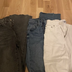 Jeans  - De grå samt de blå är utsvängda där nere, de vita är vanliga taighta jeans. 100kr styck eller alla för 200kr