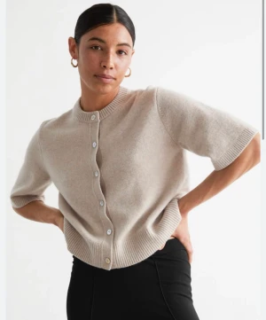 & other stories Stickad tröja - Fin stickad tröja/kofta från & other stories! Finns inte längre att köpa. Har bara använt denna några få gånger och säljer på grund av att den är för liten💞