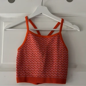 Linne - Helt nytt jättefint linne med korsning i ryggen! 