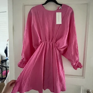 Chiquelle klänning Rosa  - Denna klänning är aldrig använd och har lappen kvar🩷