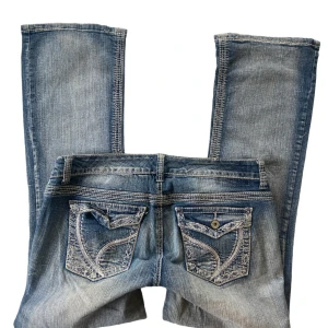 Jeans y2k  - Blåa y2k jeans med unika detaljer. Midja: 86 cm, innerbenslängd: 74 cm! Kom privat för fler bilder 🫶🏼