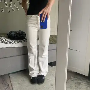 Vita jeans från carling i storlek 28/34! Är 182 och de är långa på mig! Sitter fint och skön material! 