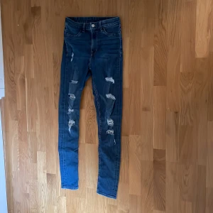 Jeans med hål - Jag säljer mina high-waist skinny jeans med upprivna hål (design) från H&M Divided. Storlek 34❤️Tror inte dem säljs längre. Haft dem ca ett år men knappt använt dem🫶🏻Tryck EJ ”Köp nu” vid intresse, istället kontakta mig🫶🏻Priset kan diskuteras