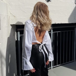 Vit skjorta - Säljer min NAKD Angelica Blick skjorta med öppen rygg. Så snygg! Bra skick. ❤️