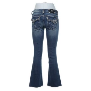 Miss Me Jeans - Säljer Miss Me Jeans i nyskick. Nypris 1300. Midja 72. Innerbenslängd 71. 