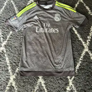 Säljer denna Real Madrid tröja 